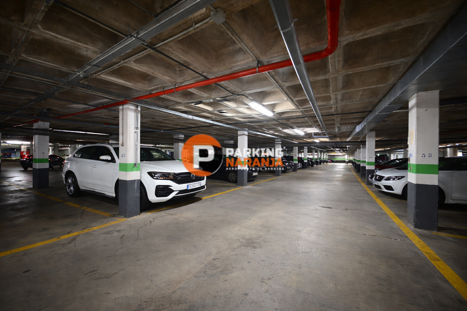Interior del parking con señalización clara